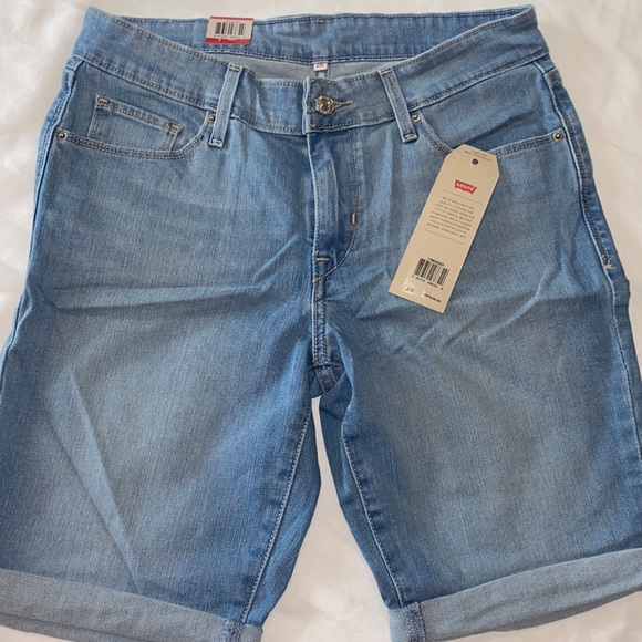 Levi Bermuda Mid Rise Slim through hip and thigh. New with tags. - Picture 4 of 8